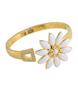 Gold bracelet that is lotion-safe and sweatproof, ideal for daily wear.