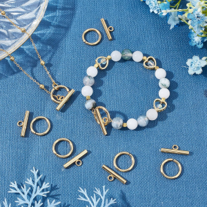 Toggle clasp on chunky gold bracelet – stylish and easy to fasten