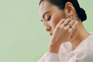 A women showing different jewellery on her finger.