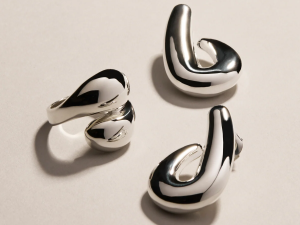 Silver jewelry ornaments, the silver jewelry is very shiny and bright